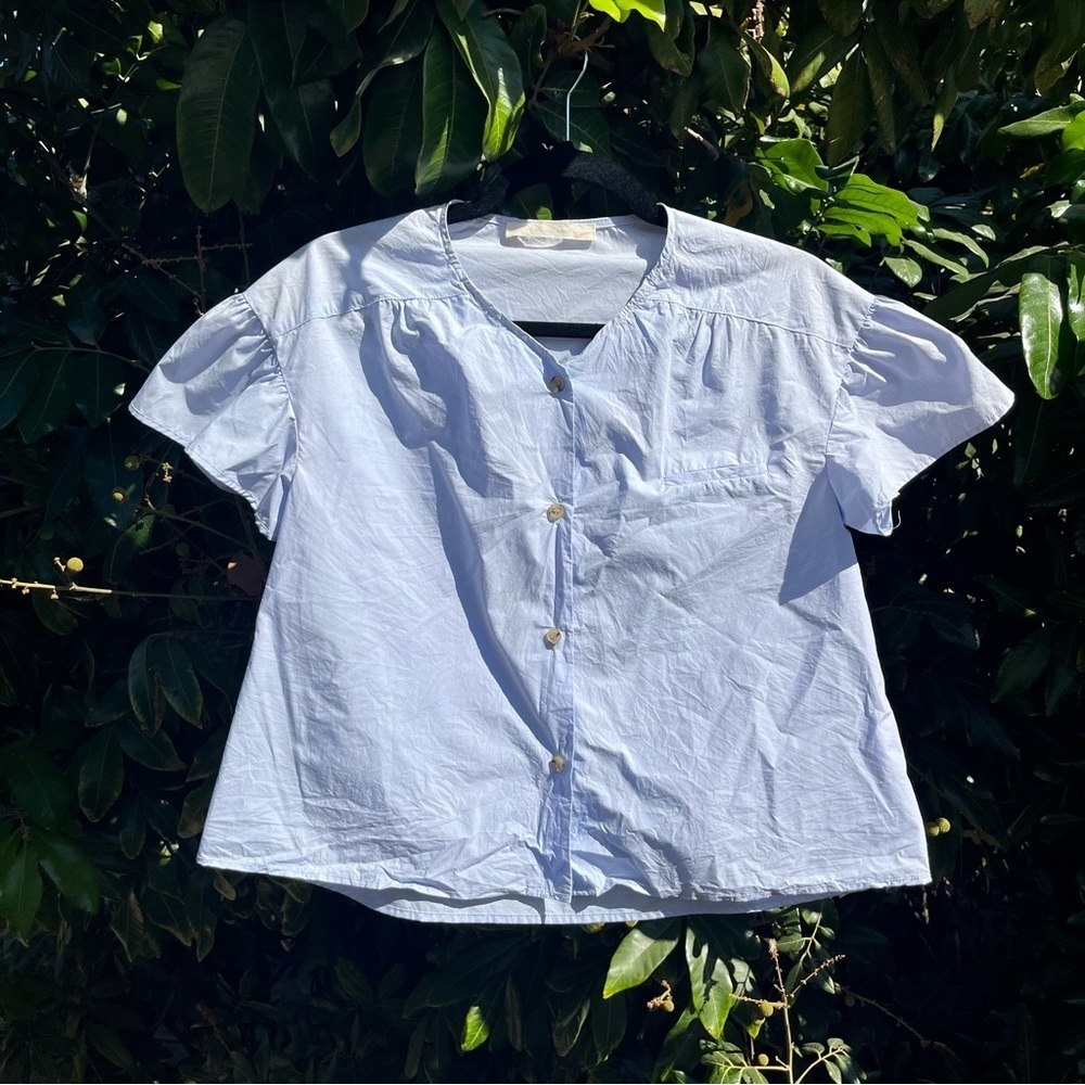 CREATURES‎ OF COMFORT blue chambray short ruffle sleeve cropped blouse